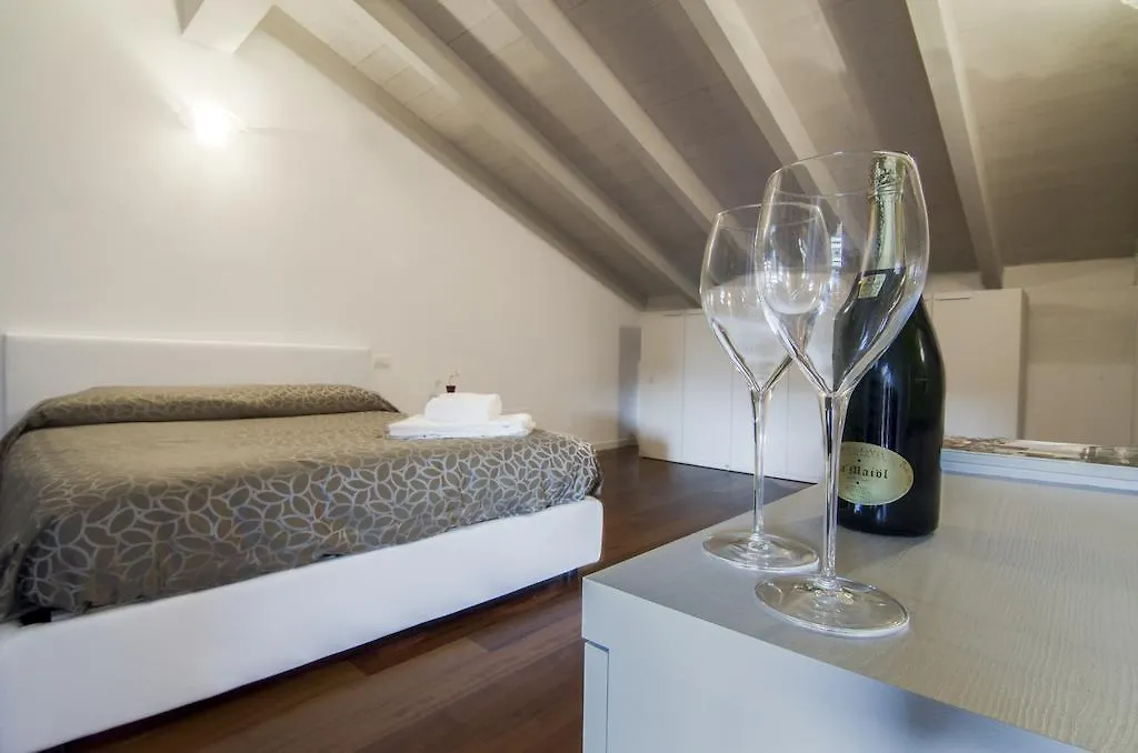 Sirmione Halldis Apartments 0*,